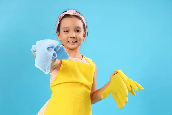 Leuke Kleine Conciërge Met Vod Rubberen Handschoenen Blauwe Achtergrond — Stockfoto