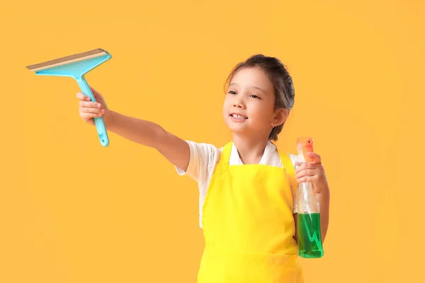 Pequeño Conserje Lindo Con Escobilla Detergente Sobre Fondo Amarillo —  Fotos de Stock