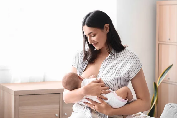 Jovem Mulher Amamentando Seu Bebê Casa — Fotografia de Stock