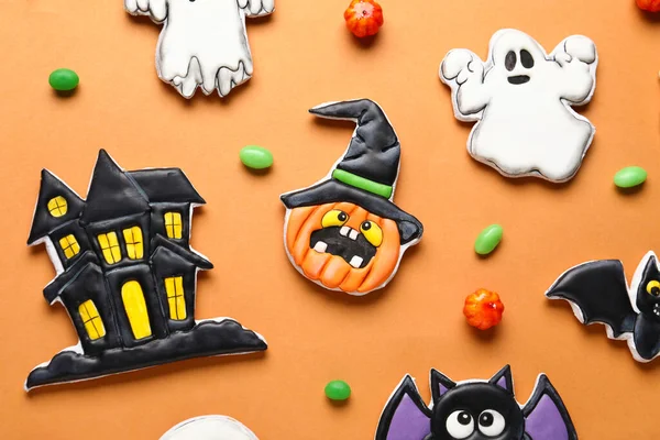 Skladba Různými Chutné Sušenky Bonbóny Pro Halloweenské Oslavy Béžovém Pozadí — Stock fotografie