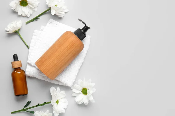 Samenstelling Met Cosmetische Producten Handdoek Kamillebloemen Lichte Ondergrond — Stockfoto
