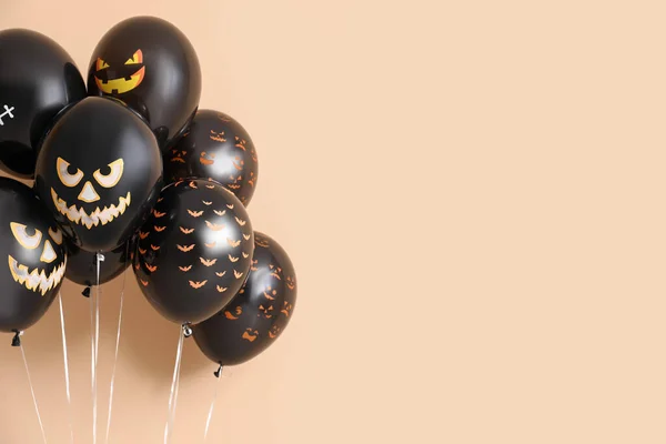 Różne Czarne Balony Halloween Beżowym Tle — Zdjęcie stockowe