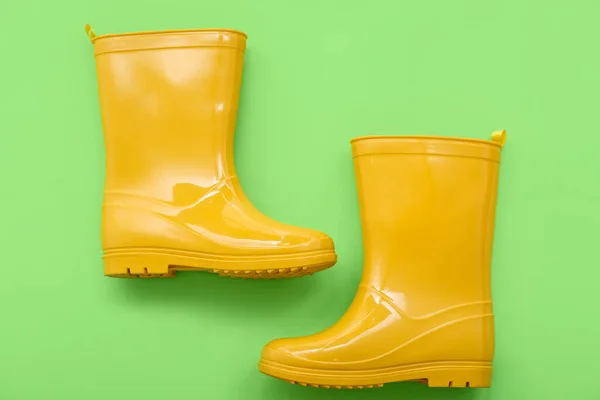 Gele Gumboots Groene Achtergrond — Stockfoto