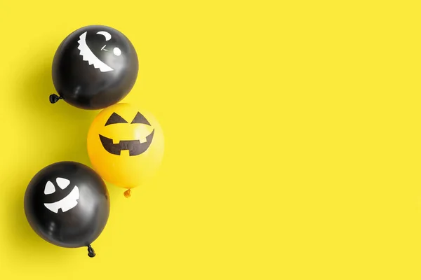 Różne Śmieszne Balony Halloween Żółtym Tle — Zdjęcie stockowe