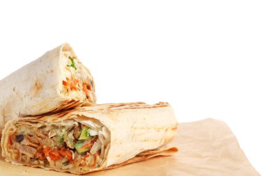 Beyaz arka planda lezzetli shawarma ile pişirme kağıdı
