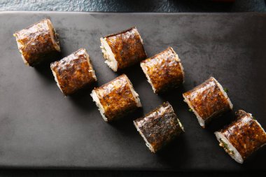 Esmer arka planda lezzetli maki sarmaları.