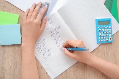 Tahta masaya matematik formülleri yazan bir kadın.