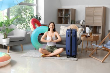 Genç bayan yaz tatiline evde meditasyon yapmaya hazır.