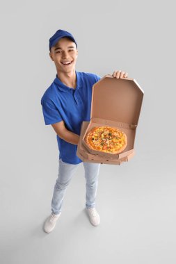 Pizzalı genç bir kurye.