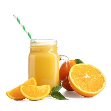 Mason kavanozu dolusu taze portakal suyu ve beyaz arka planda izole edilmiş olgun meyveler.
