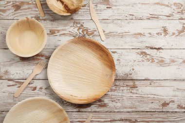 Hafif ahşap arkaplanda farklı sofra takımı