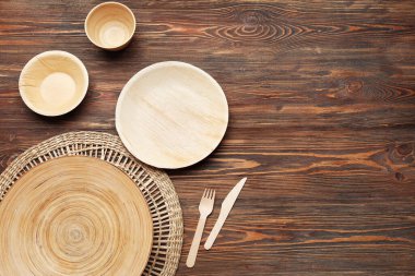 ahşap zemin üzerinde farklı yemek takımı