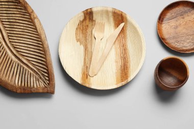 Ahşap tabaklar, tahta ve çatal bıçak takımı.