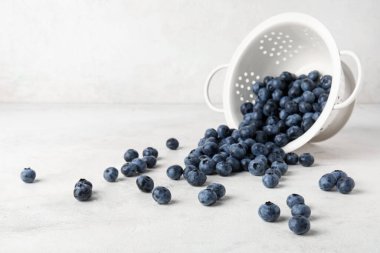 Beyaz arka planda taze yaban mersinli Colander