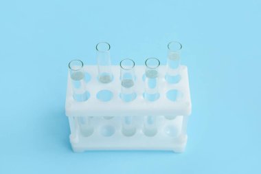 Örnek içeren test tüpleri mavi arka planda duruyor