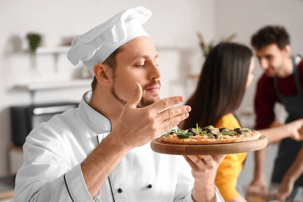 Italiensk Kock Med Lagad Pizza Matlagningskurs Kök — Stockfoto