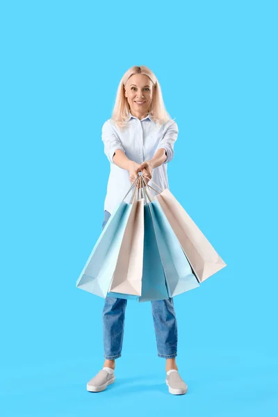 Volwassen Vrouw Met Papieren Tassen Blauwe Achtergrond Online Winkelen — Stockfoto