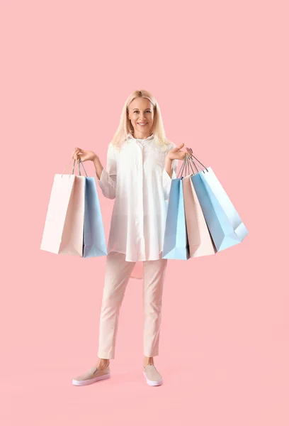 Rijpere Vrouw Met Papieren Zakken Roze Achtergrond Online Winkelen — Stockfoto
