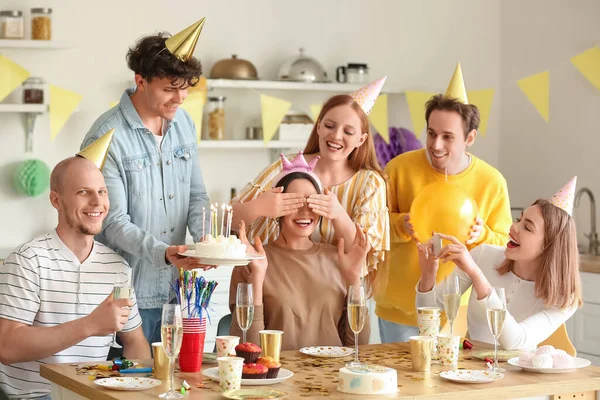 Młody Mężczyzna Przynosi Tort Urodzinowy Swojemu Przyjacielowi Imprezie — Zdjęcie stockowe