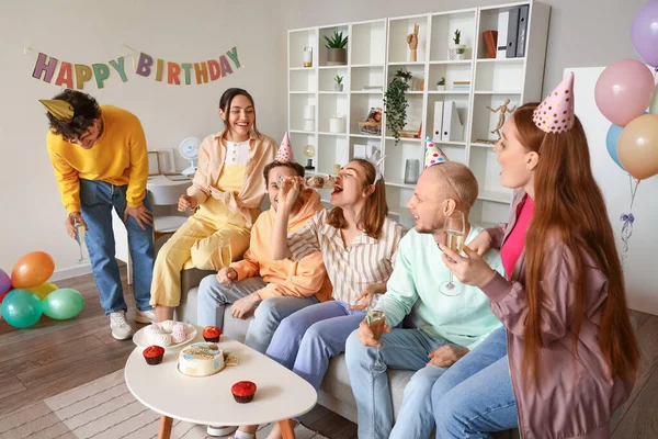 Gruppe Junger Freunde Feiert Geburtstag Hause — Stockfoto