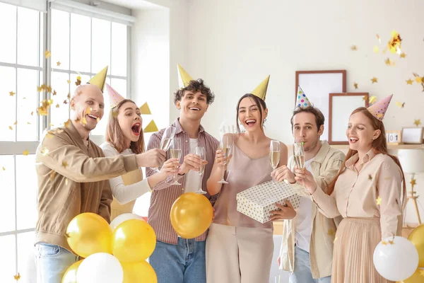 Groupe Jeunes Amis Avec Champagne Fête Son Anniversaire Maison — Photo