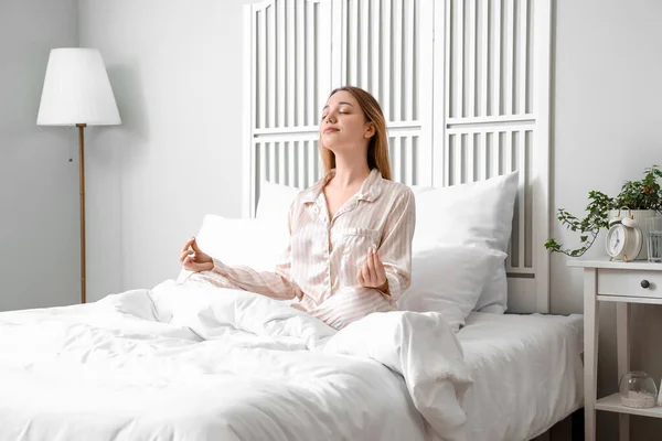 Young Woman Meditating Bedroom — Stock Photo, Image