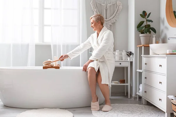 Mulher Madura Com Escova Massagem Banheiro — Fotografia de Stock