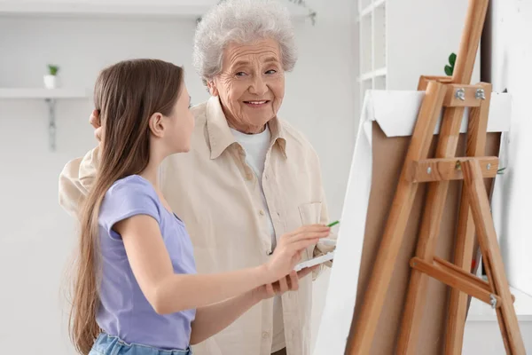 Niña Con Abuela Dibujando Casa —  Fotos de Stock