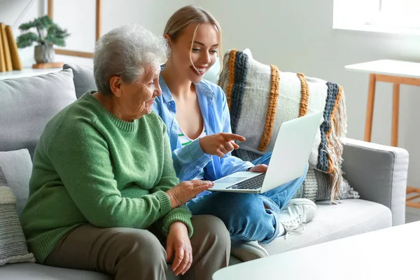 Young Woman Her Grandmother Using Laptop Home — Stock Photo, Image