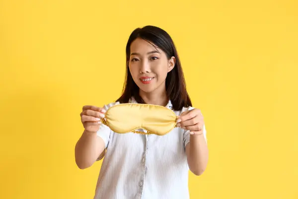 Mooie Aziatische Vrouw Pyjama Met Slaapmasker Gele Achtergrond — Stockfoto
