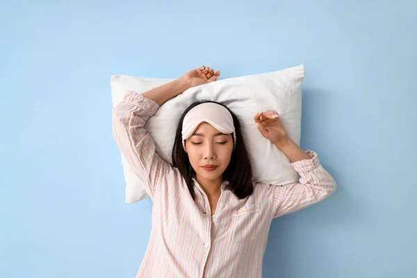 Schöne Asiatische Frau Schlafanzug Mit Kissen Schlafend Auf Blauem Hintergrund — Stockfoto
