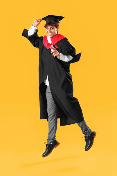 Mężczyzna Absolwent Student Dyplomem Skoki Żółtym Tle — Zdjęcie stockowe