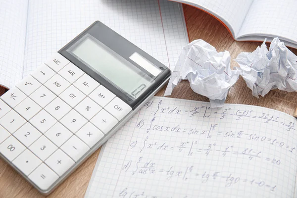 Калькулятор Тетрадь Математическими Формулами Крошечной Бумагой Деревянном Столе — стоковое фото
