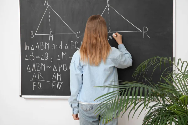 Guru Matematika Perempuan Menulis Papan Tulis Kelas Melihat Belakang — Stok Foto