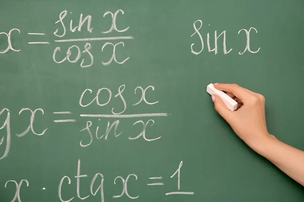 Tangan Wanita Dengan Kapur Tulis Rumus Matematika Papan Tulis — Stok Foto