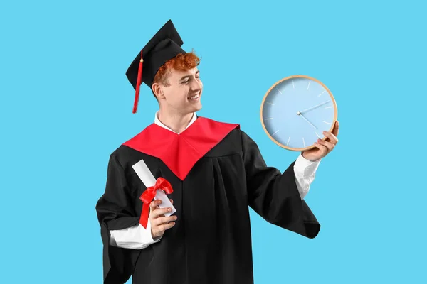 Mężczyzna Absolwent Student Dyplomem Zegar Niebieskim Tle — Zdjęcie stockowe