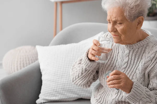 Elderly Woman Heart Attack Taking Medicine Home — Stock Photo, Image