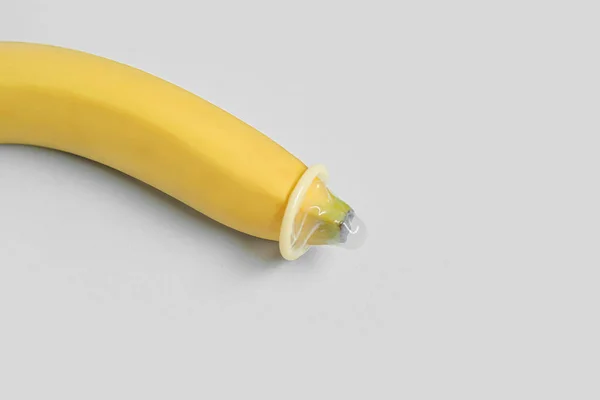Plátano Fresco Con Condón Sobre Fondo Gris Primer Plano Concepto —  Fotos de Stock