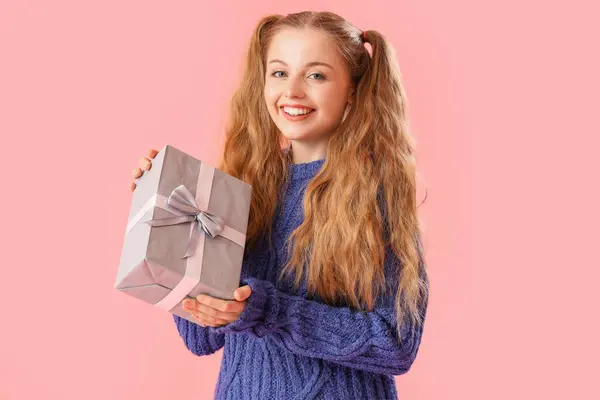 Feliz Hermosa Mujer Joven Suéter Cálido Con Caja Regalo Sobre — Foto de Stock