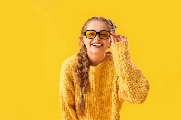 Mooie Gelukkige Jonge Vrouw Warme Trui Bril Gele Achtergrond — Stockfoto