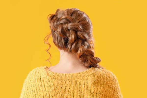 Mujer Joven Suéter Caliente Sobre Fondo Amarillo Vista Trasera — Foto de Stock