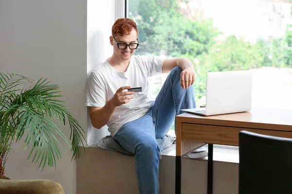 Fešák Mladý Muž Kreditní Kartou Moderní Notebook Sedí Parapetu Při — Stock fotografie