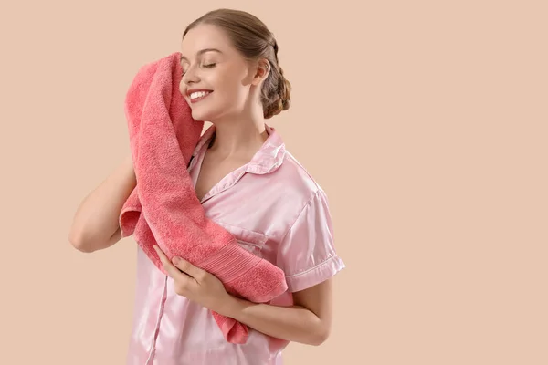 ベージュの背景に柔らかいタオルで顔を拭くかなり若い女性 — ストック写真