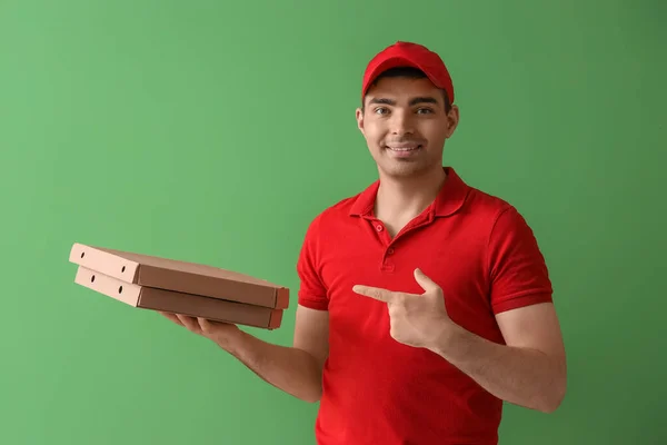Mensageiro Masculino Apontando Para Caixas Pizza Fundo Verde — Fotografia de Stock