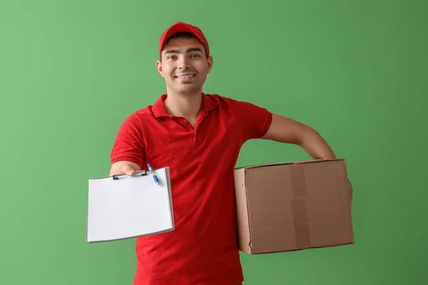 緑の背景にクリップボードと小包が付いている男性の急使 — ストック写真