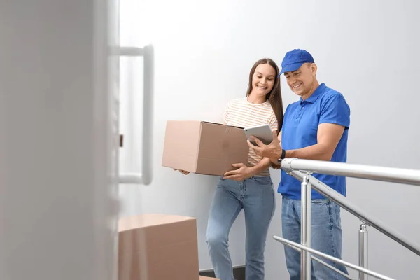 Young Woman Receiving Parcel Courier Tablet Computer Stairway — Stock Photo, Image