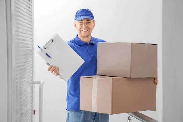 Mature Courier Clipboard Parcels Stairway — Stock Photo, Image