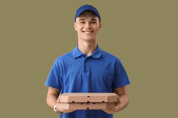 Mensajero Joven Con Pizza Sobre Fondo Verde — Foto de Stock
