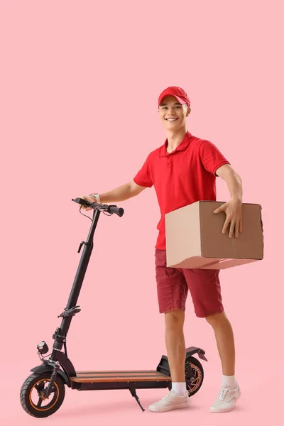 Jonge Koerier Met Pakket Scooter Roze Achtergrond — Stockfoto