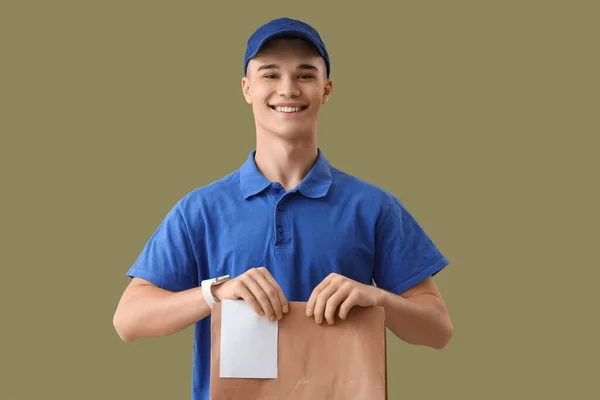 Young Courier Paper Bag Green Background — Stock Photo, Image